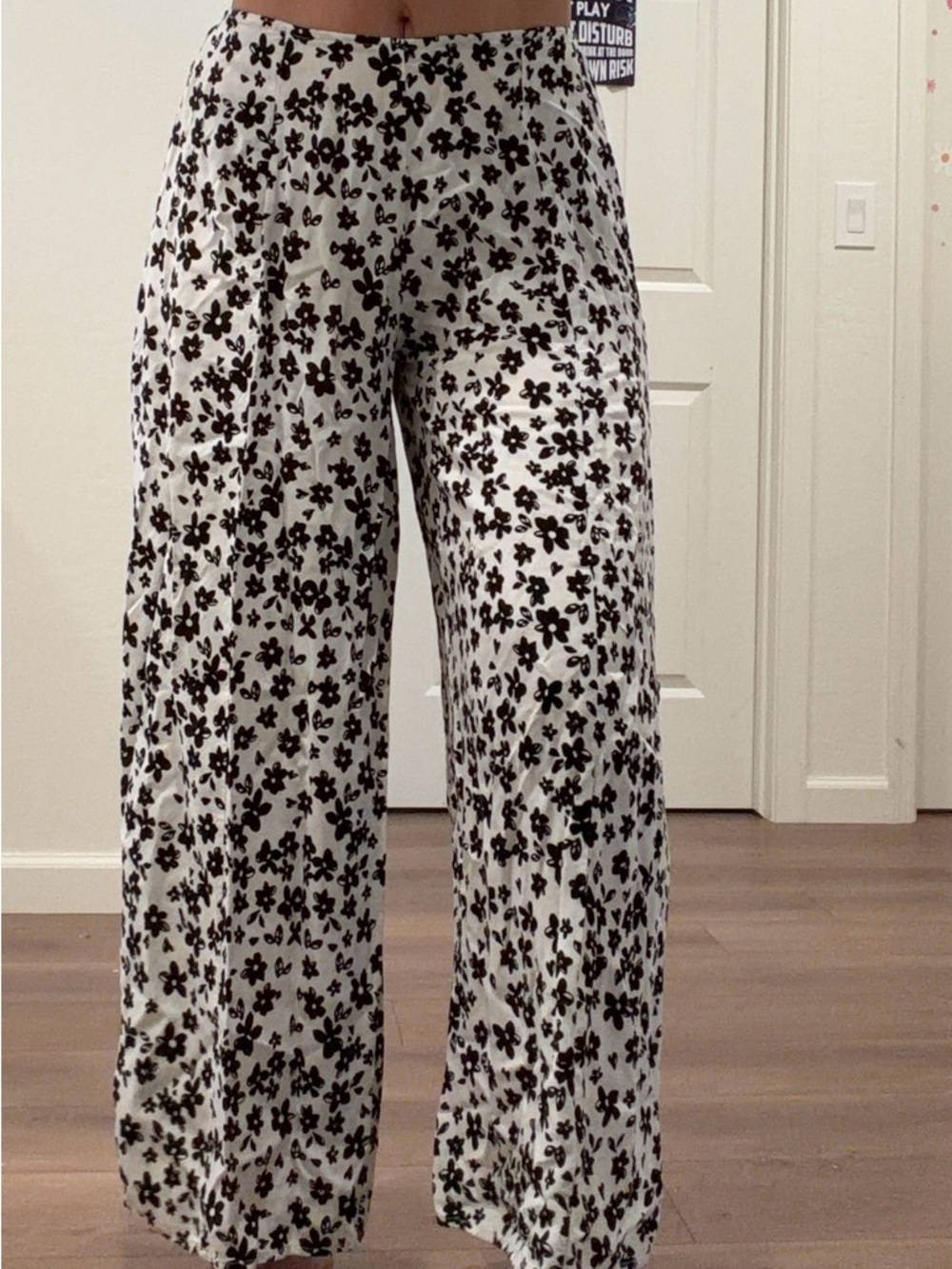 NWOT Kendall + Kylie flowy wide leg pants in a black & white floral print 🖤🤍 - Picture 3 of 7